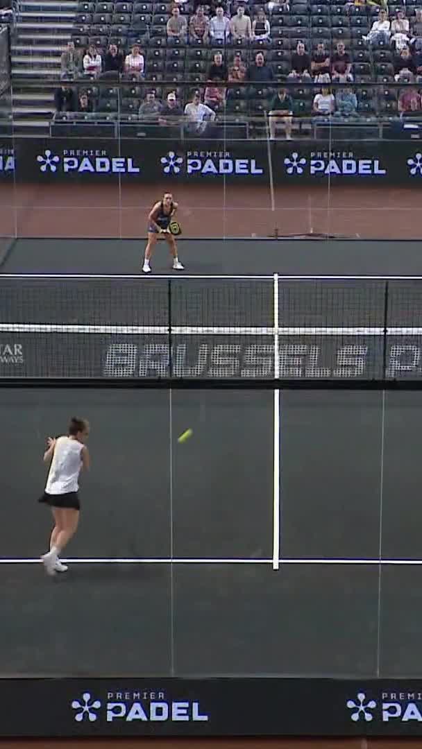 Llaguno fires a bajada through the middle to seal the match