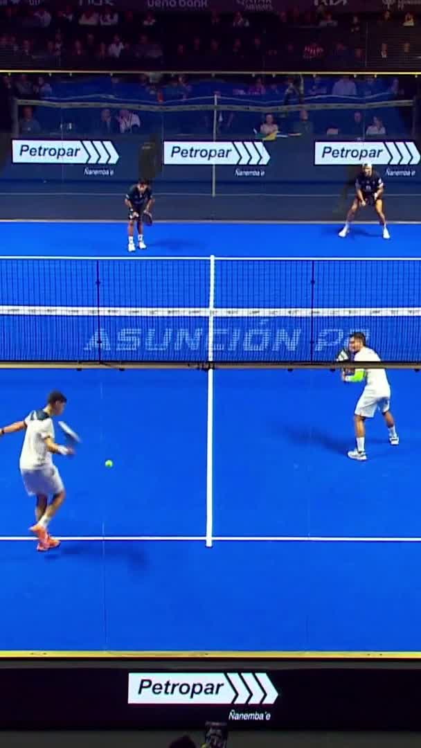 Chingotto shuts down the rally with the forehand shot