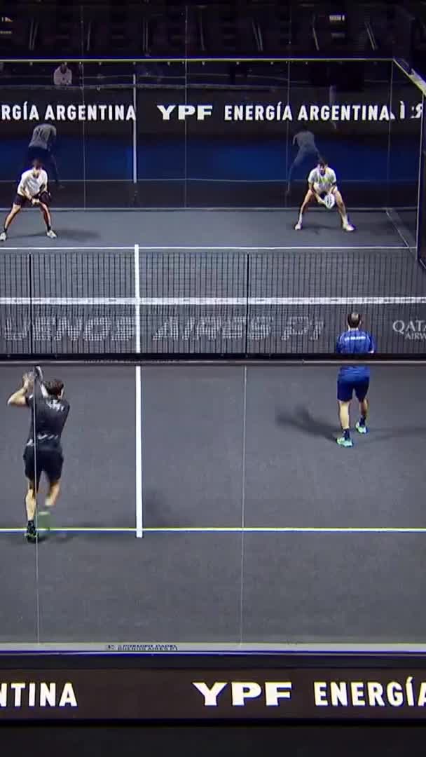 Dal Bianco flies in for an x4 to take the first break point of the final set