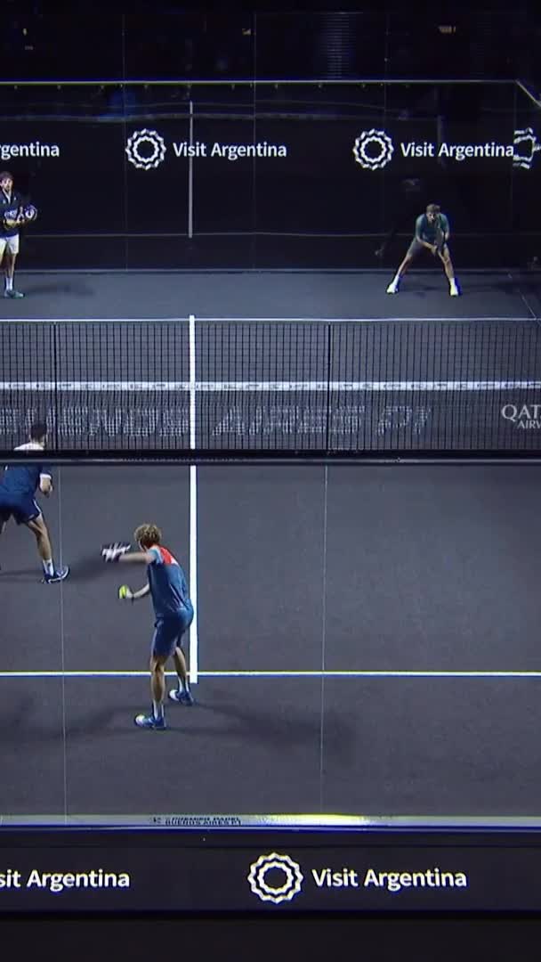 Yanguas wins the point from outside the court and gets the Break of the opponent's serve