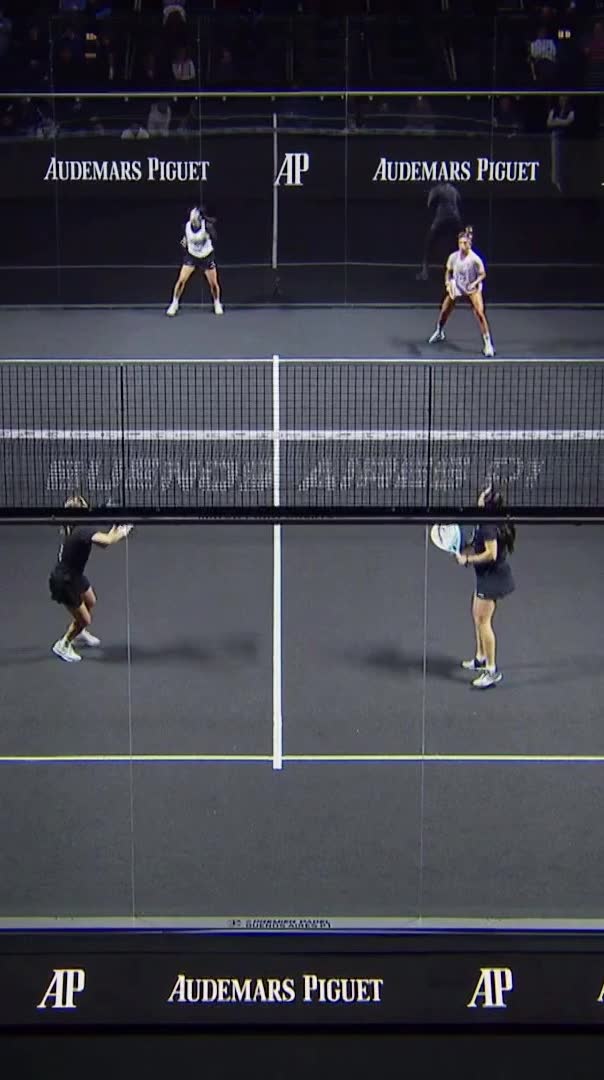 Sanchez surprises with a Smash near the net