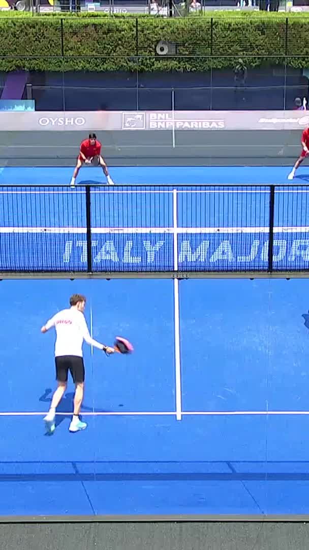 Chozas with a great save that wins them the break point