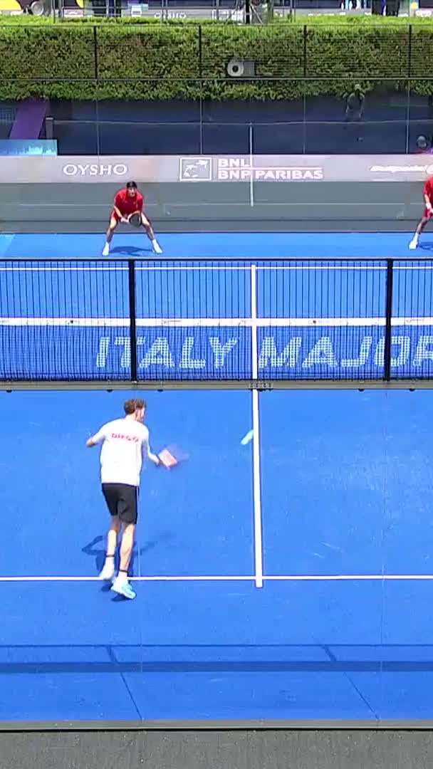 Quilez shows off an easy powerful smash once again