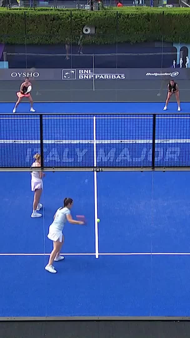 Set point. Lucia Martinez Gomez surprises with a volley