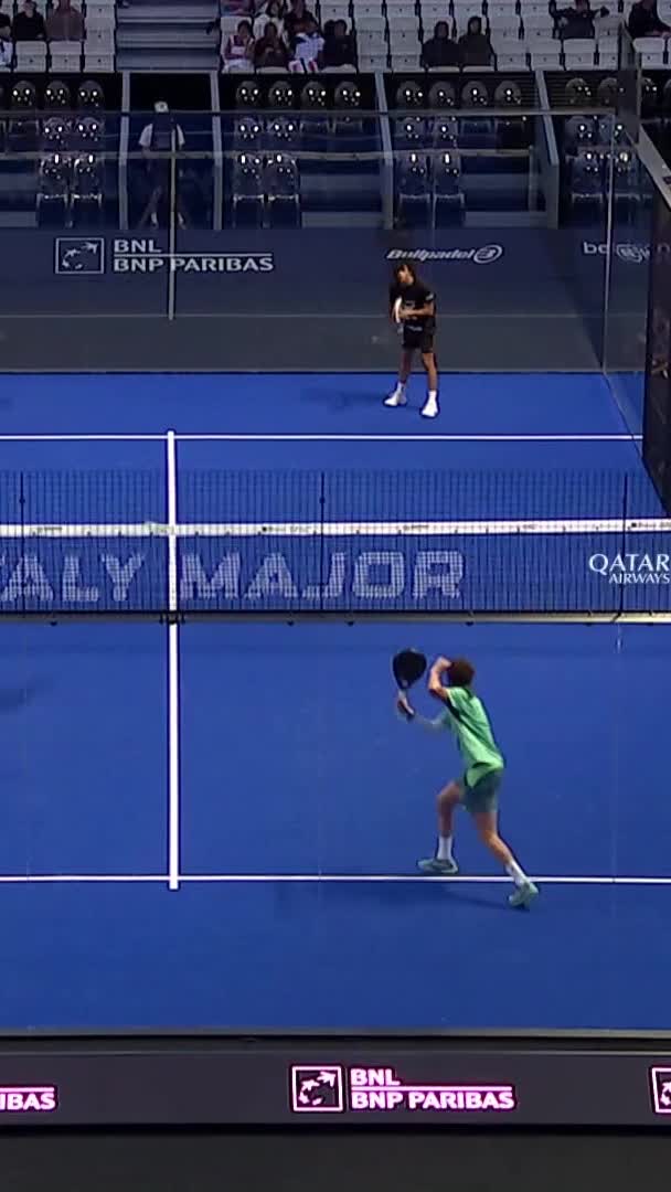 Castaño and Gil grab the first break of the second set and pile the pressure on Yanguas and Stupaczuk