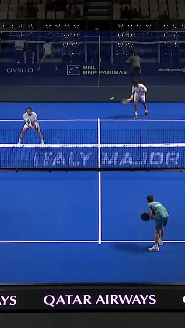Di Nenno and Navarro secure the first break of the opening set