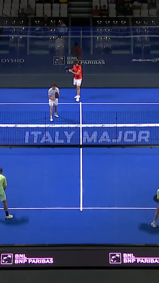 Goñi wins a great rally with the Smash at the net