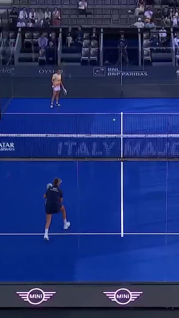 Buen punto que gana Gonzalez con un smash