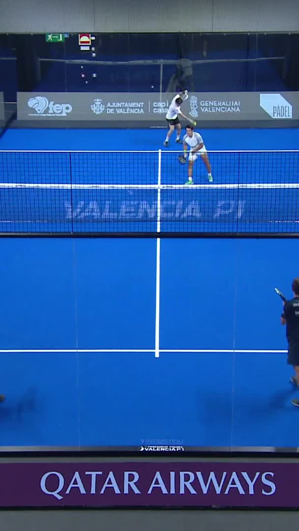 Sanz misses his return and his opponents get the Break