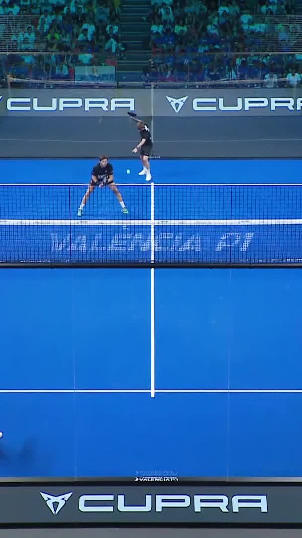 Yanguas reaches a very difficult ball at the net