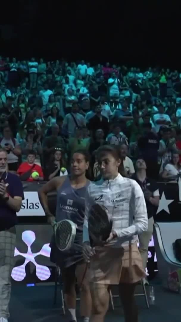 Entrega de premios a las finalistas: Claudia fernandez y Sofia Araujo