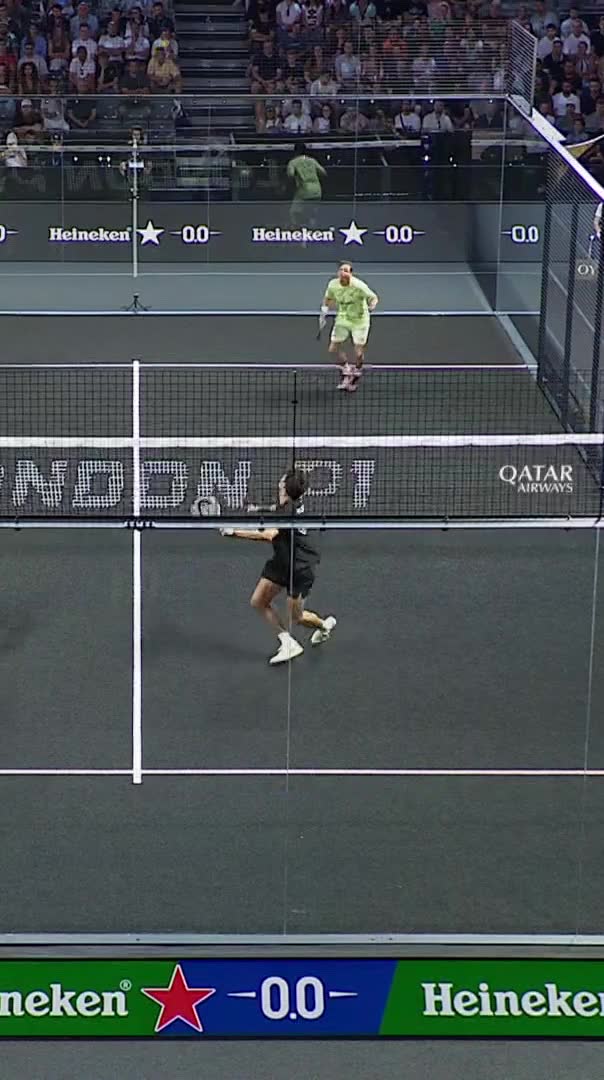 Di Nenno volleys from outside the court and wins the first break point of the match