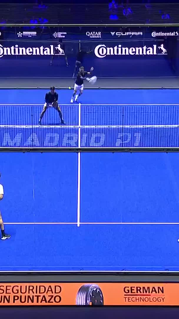 A tremendous smash from Alfonso puts him well ahead in the tie-break