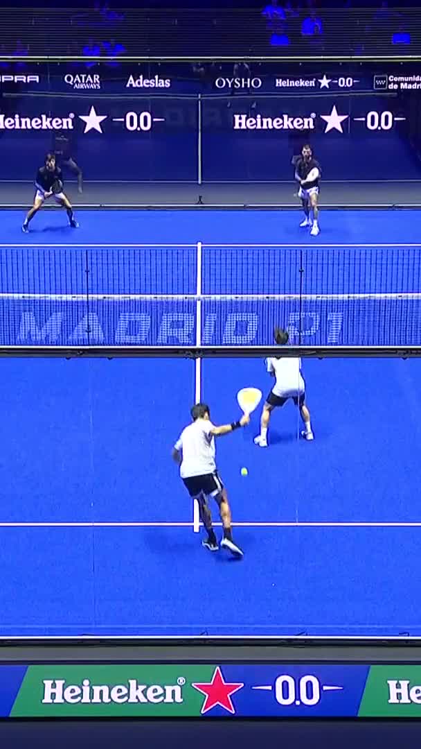 Bergamini cuts the gap in the tie-break with a smash