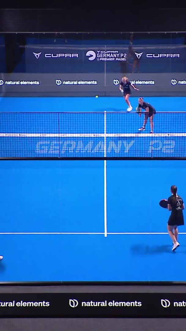 Perfect backhand volley from Hering to save break point