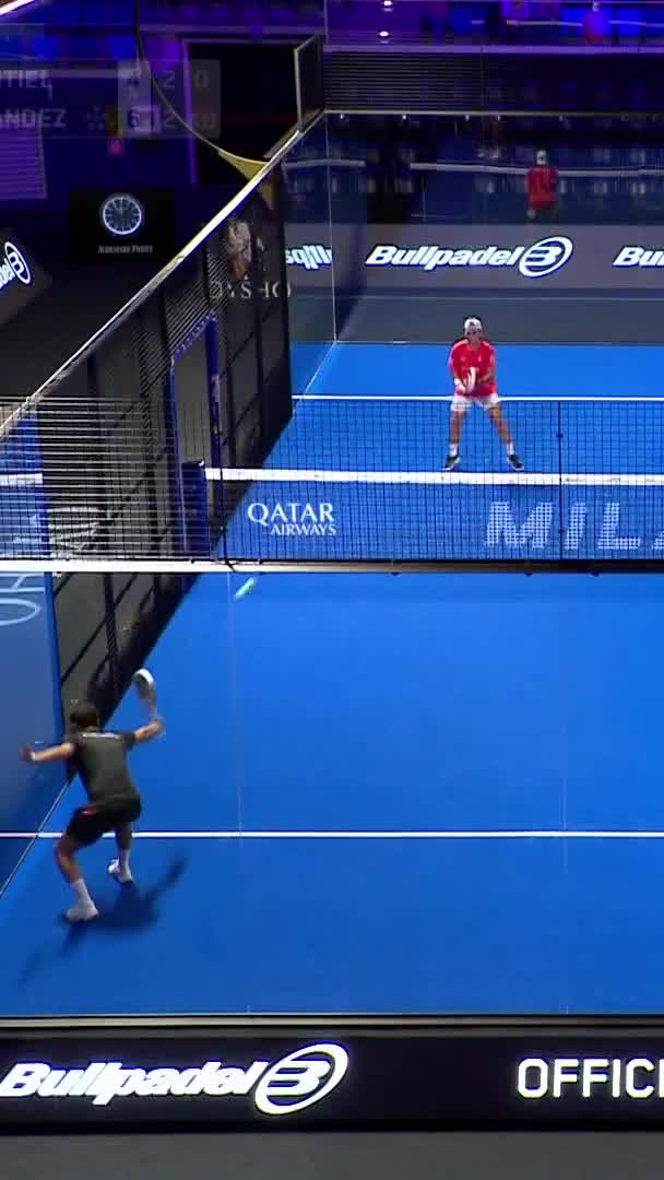Castaño uses the side wall to win the game