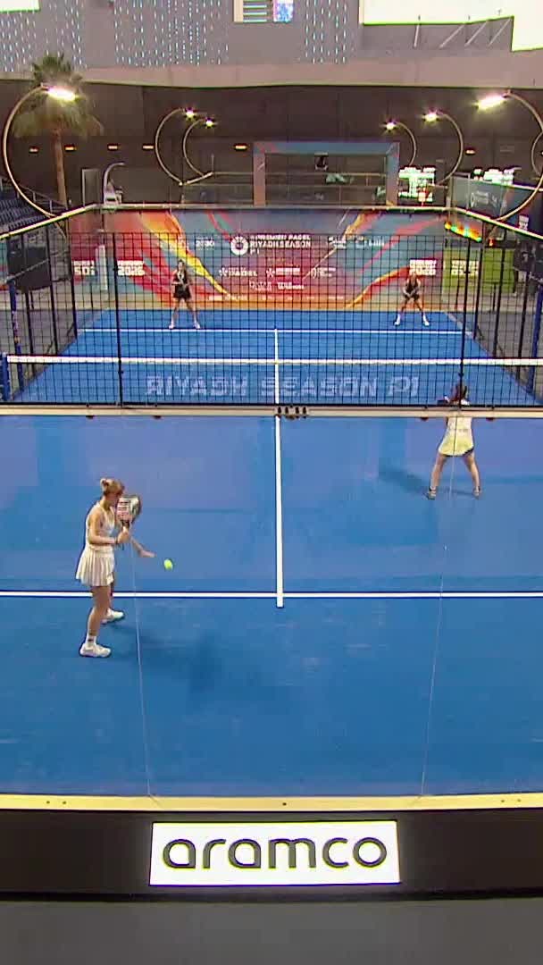 Guinart wins the break point with a powerful smash