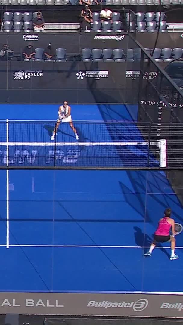 Brilliant crosscourt bandeja by Delfina at the net