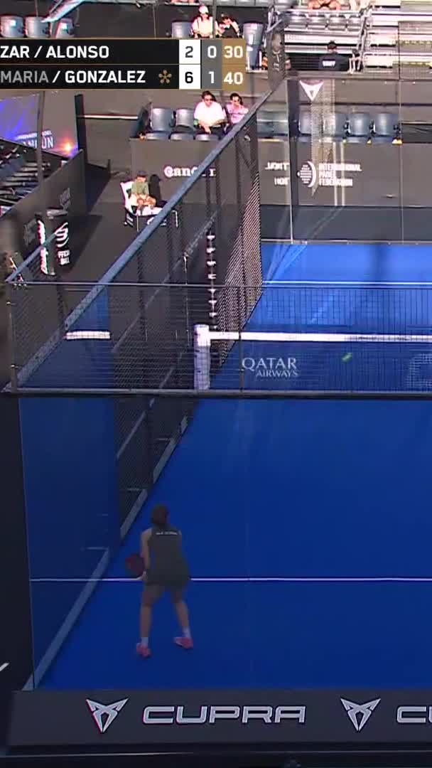 Josemaría wins her service at the net