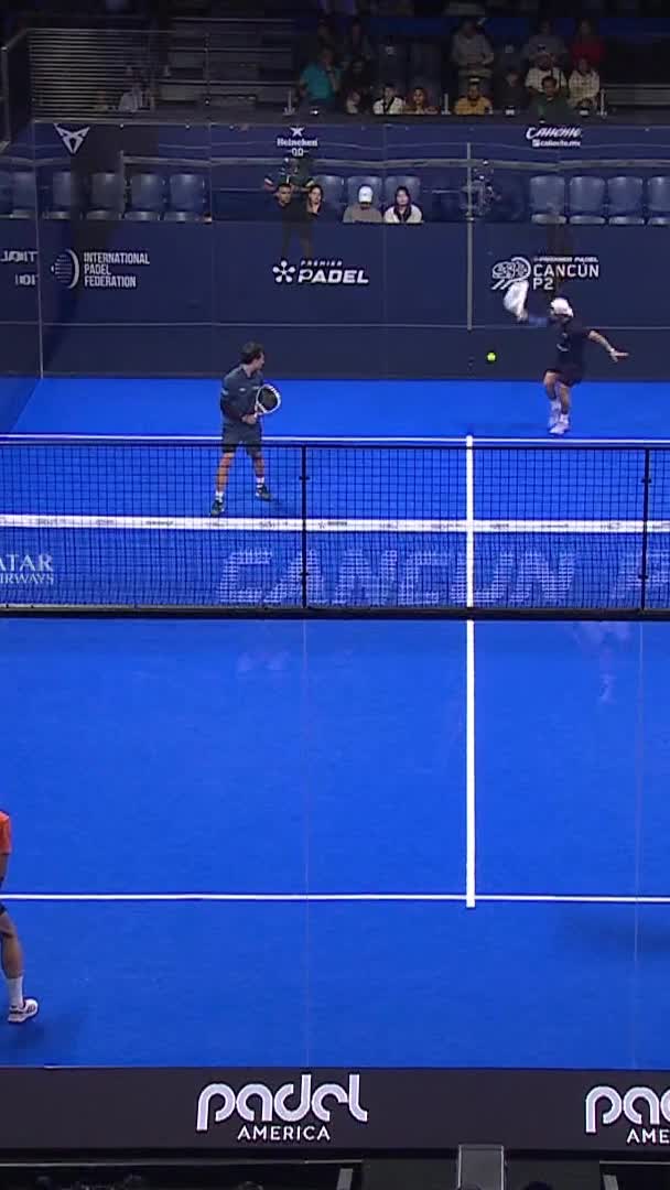 Galan returns the smash attempt with an x4 to take the first break point of the first set