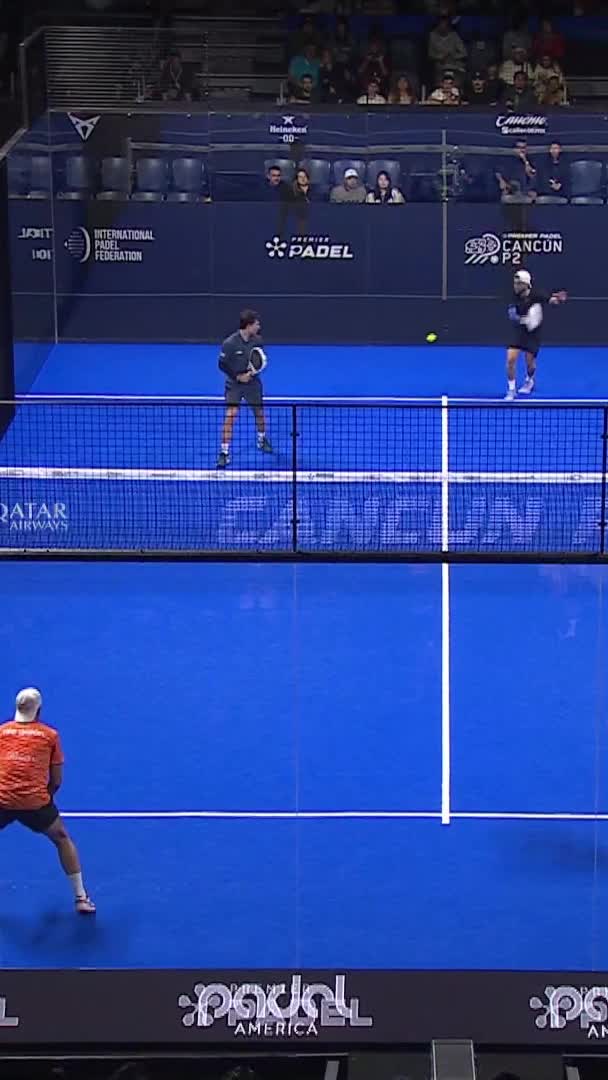 Galan and Chingotto take a break point right back after Gutierrez commits an error